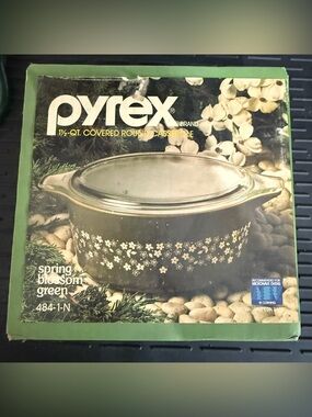 Vintage Pyrex NIB Spring Blossom Green Casserole Dish 1.5 QT
484-1-N